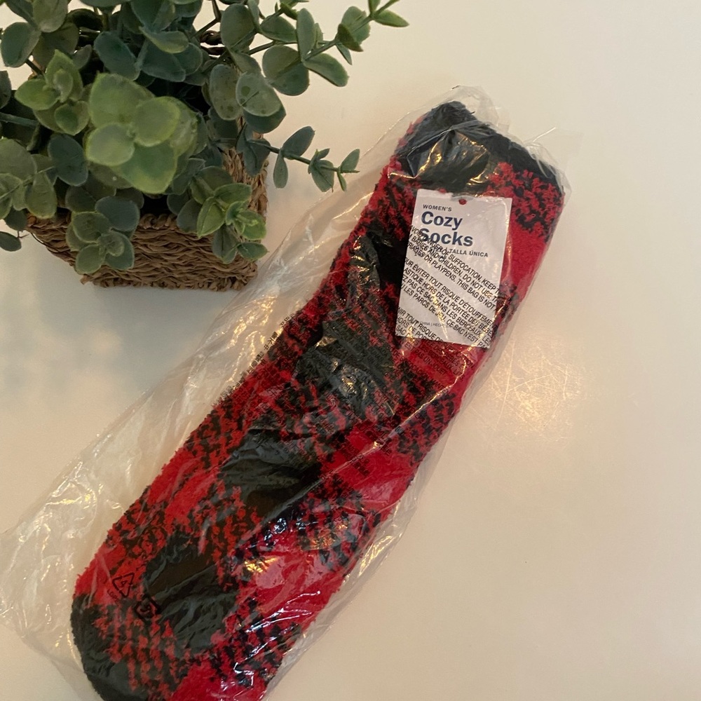 NWT Unopened package Women’s old navy socks red Buffalo plaid holiday gift